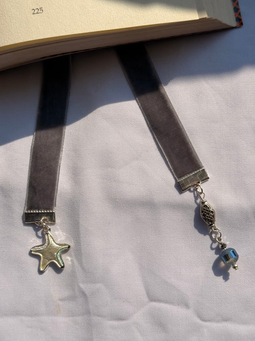 Marcapáginas de terciopelo con estrella y cuentas, ideal para regalos originales y papelería elegante