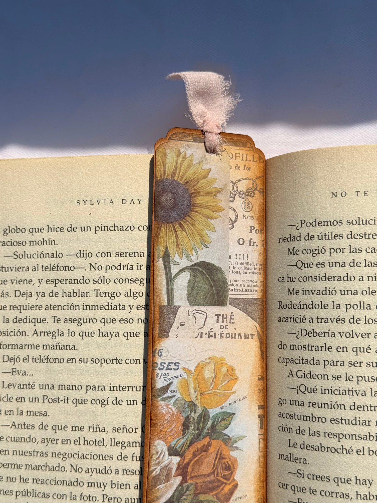 Marcapáginas vintage con girasol y rosas, ideal como regalo original o papelería decorativa para lectores.