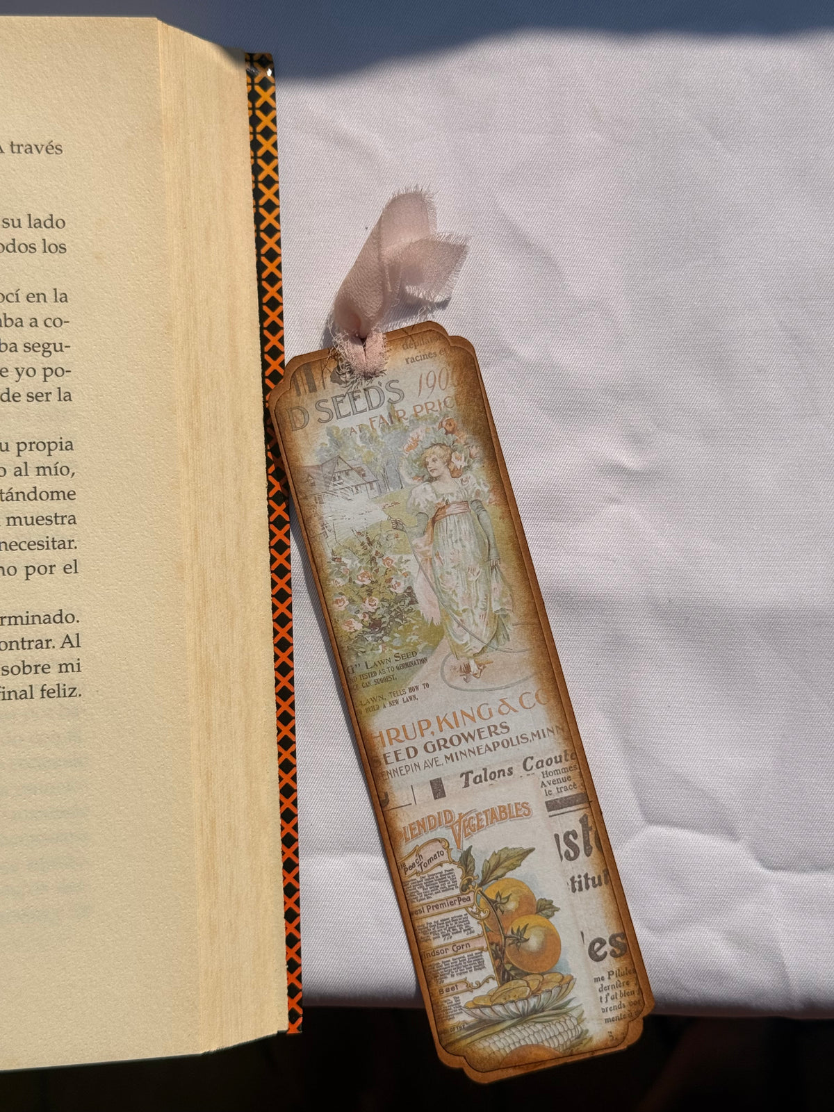 Marcador de libros vintage con ilustración de mujer y vegetales, ideal como regalo original para lectores